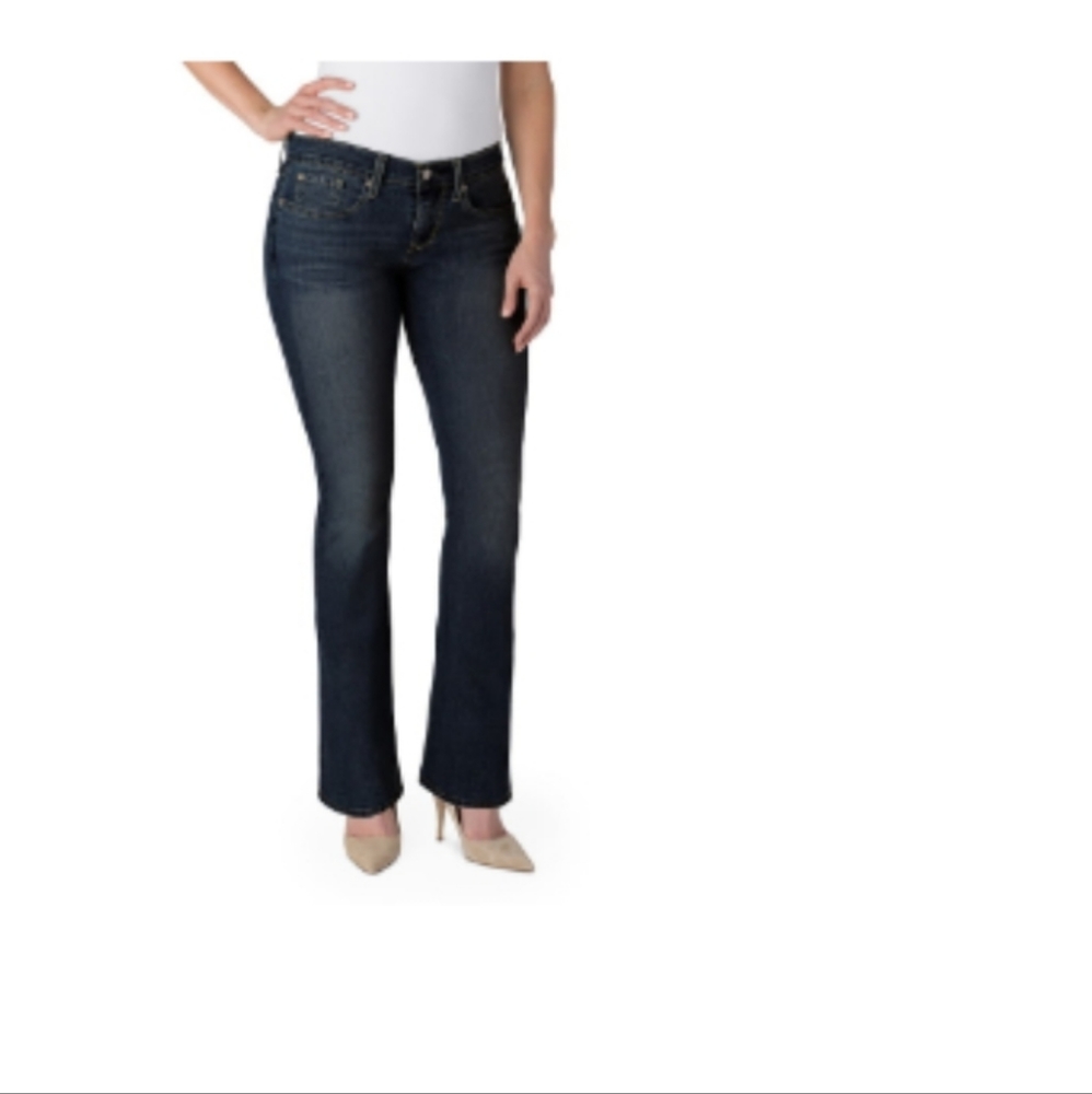 Signature Levi’s, Curvy Boot Cut, Size 12M.